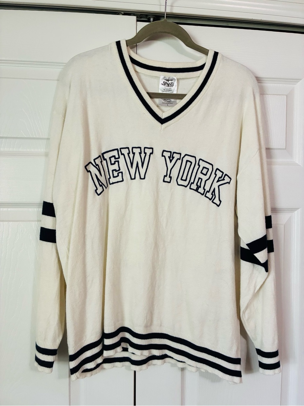 Cream & Navy 'NEW YORK' V-Neck Sweatshirt